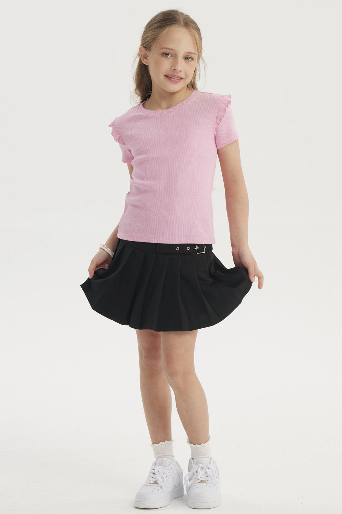 Polera rosada de niña con vuelos en los hombros sin estampa lisa y de manga corta