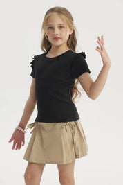 Polera negra para niña con vuelos en los hombros prenda lisa de algodón ideal para un look casual y cómodo