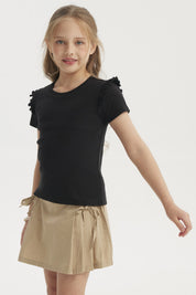 Polera negra para niña con vuelos en los hombros prenda lisa de algodón ideal para un look casual y cómodo