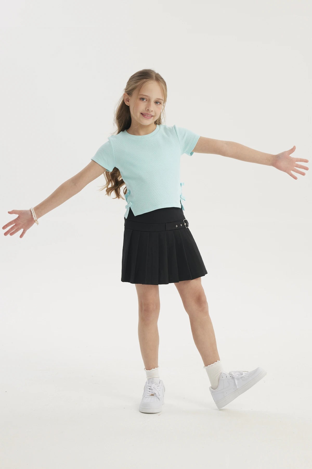 Polera calipso para niña con cinta decorativa en los costados lisa de manga corta ideal para días cálidos