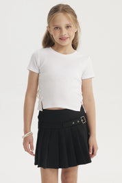 Polera blanca para niña con cinta en el costado prenda lisa ideal para un look casual y fresco