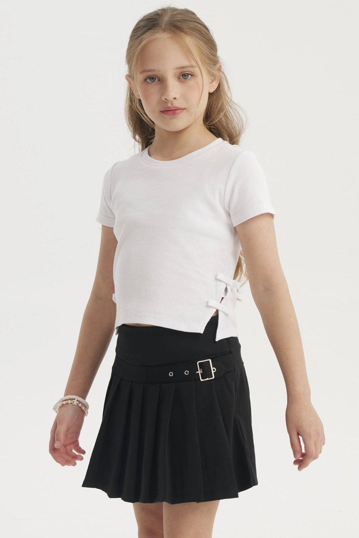 Polera blanca para niña con cinta en el costado prenda lisa ideal para un look casual y fresco