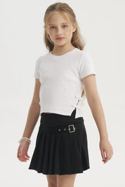 Polera blanca para niña con cinta en el costado prenda lisa ideal para un look casual y fresco