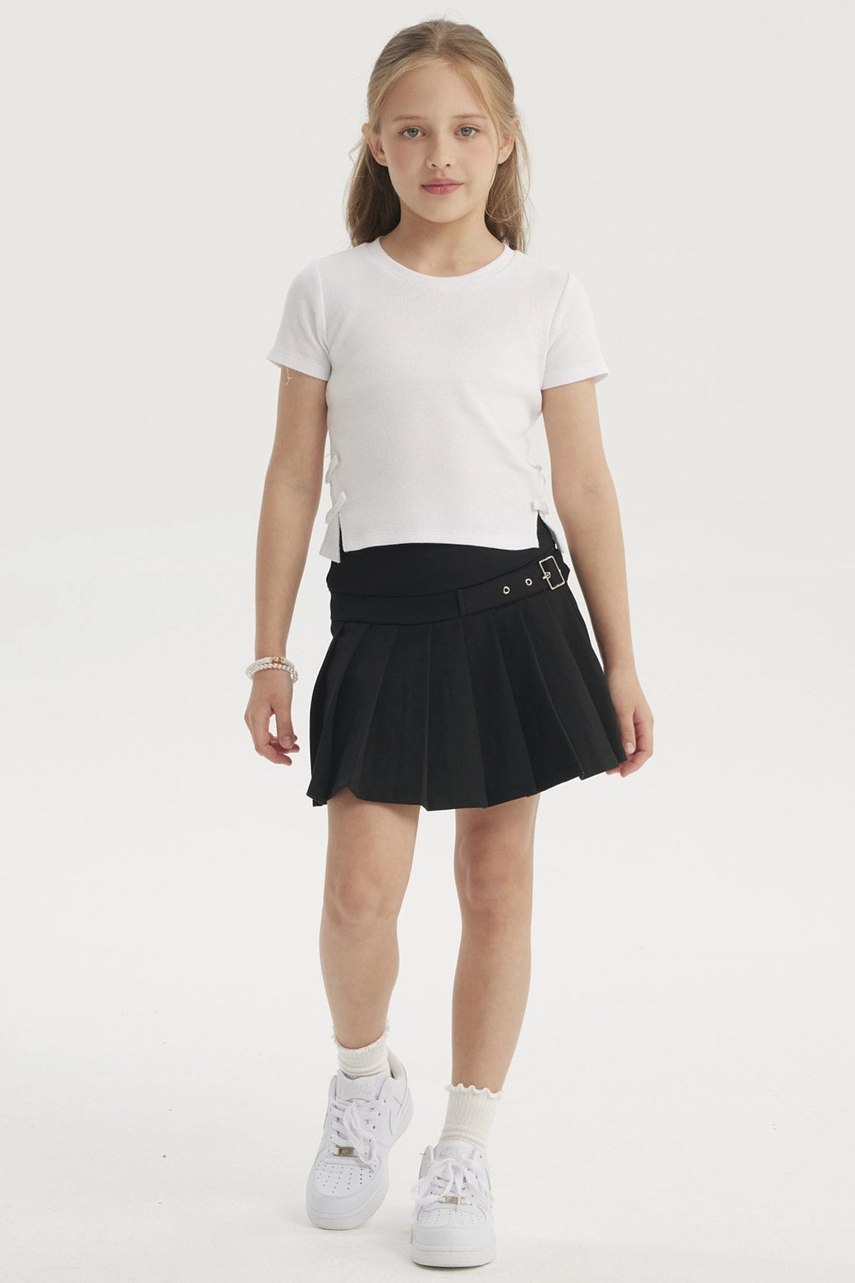 Polera blanca para niña con cinta en el costado prenda lisa ideal para un look casual y fresco