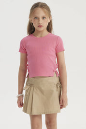 Polera niña fucsia con cintas laterales ajustables prenda lisa ideal para un look fresco y divertido
