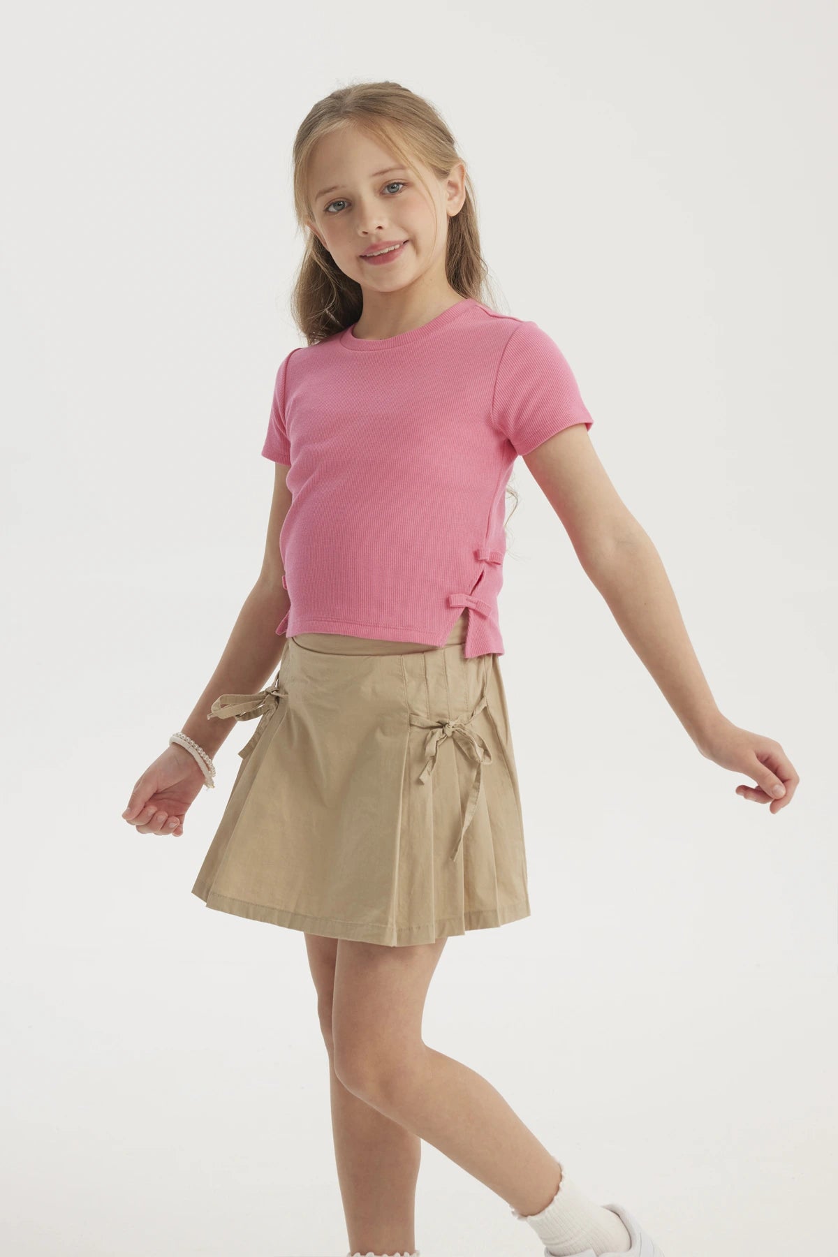 Polera niña fucsia con cintas laterales ajustables prenda lisa ideal para un look fresco y divertido