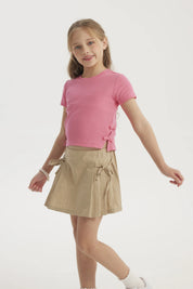 Polera niña fucsia con cintas laterales ajustables prenda lisa ideal para un look fresco y divertido