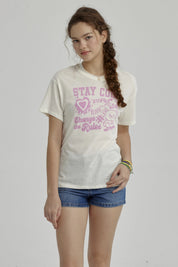 Polera cruda para niña con estampado gráfico en rosa de osito y frases Stay Cool en el pecho estilo casual y relajado