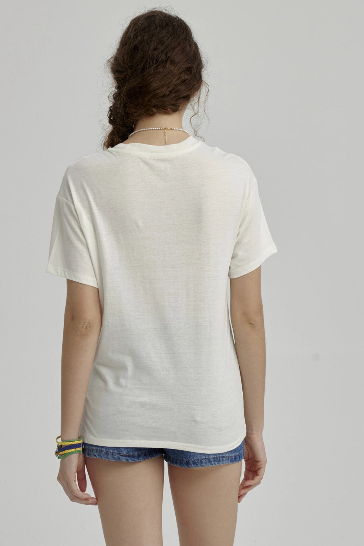 Polera cruda para niña con estampado gráfico en rosa de osito y frases Stay Cool en el pecho estilo casual y relajado