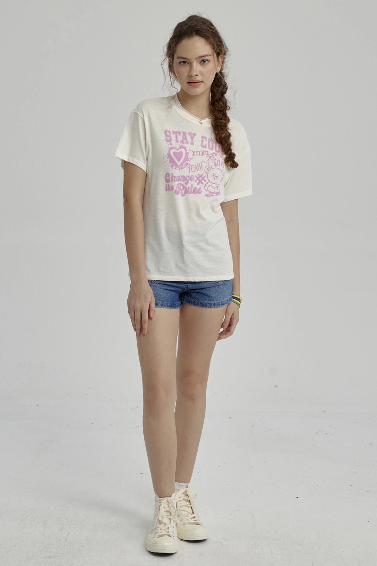 Polera cruda para niña con estampado gráfico en rosa de osito y frases Stay Cool en el pecho estilo casual y relajado