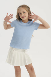 Polera celeste niña con textura visible en tejido ajustado manga corta diseño liso ideal para un look casual fresco