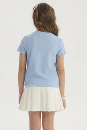 Polera celeste niña con textura visible en tejido ajustado manga corta diseño liso ideal para un look casual fresco