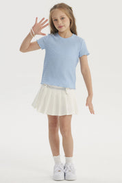Polera celeste niña con textura visible en tejido ajustado manga corta diseño liso ideal para un look casual fresco