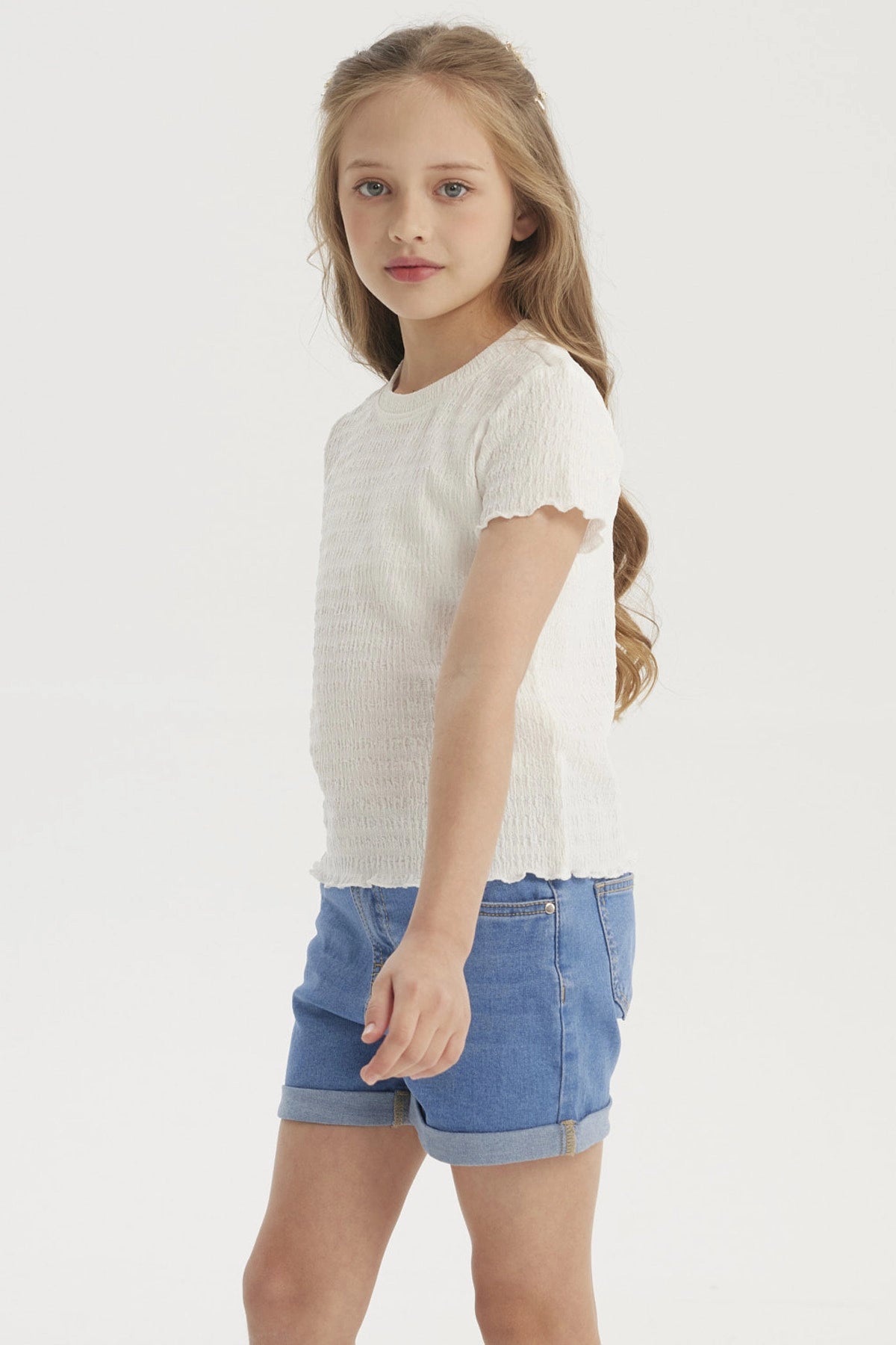 Polera niña crudo con textura lisa y mangas cortas sin estampado