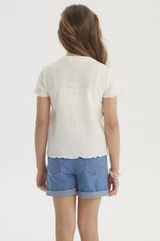 Polera niña crudo con textura lisa y mangas cortas sin estampado