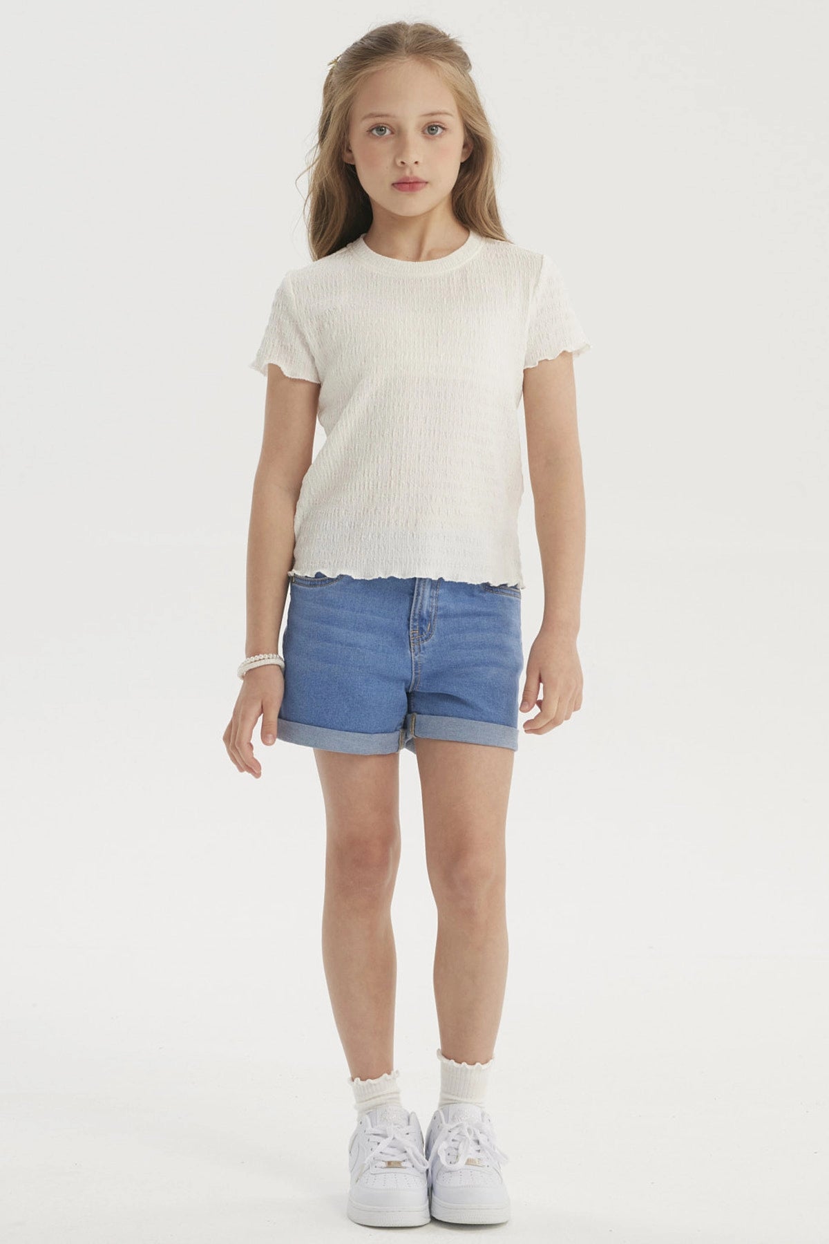 Polera niña crudo con textura lisa y mangas cortas sin estampado