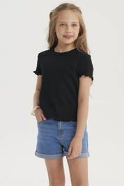 Polera negra para niña con textura lisa y mangas cortas onduladas ideal para un look casual y cómodo