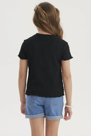 Polera negra para niña con textura lisa y mangas cortas onduladas ideal para un look casual y cómodo