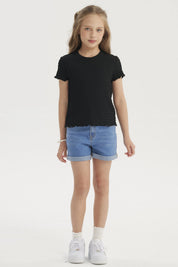 Polera negra para niña con textura lisa y mangas cortas onduladas ideal para un look casual y cómodo