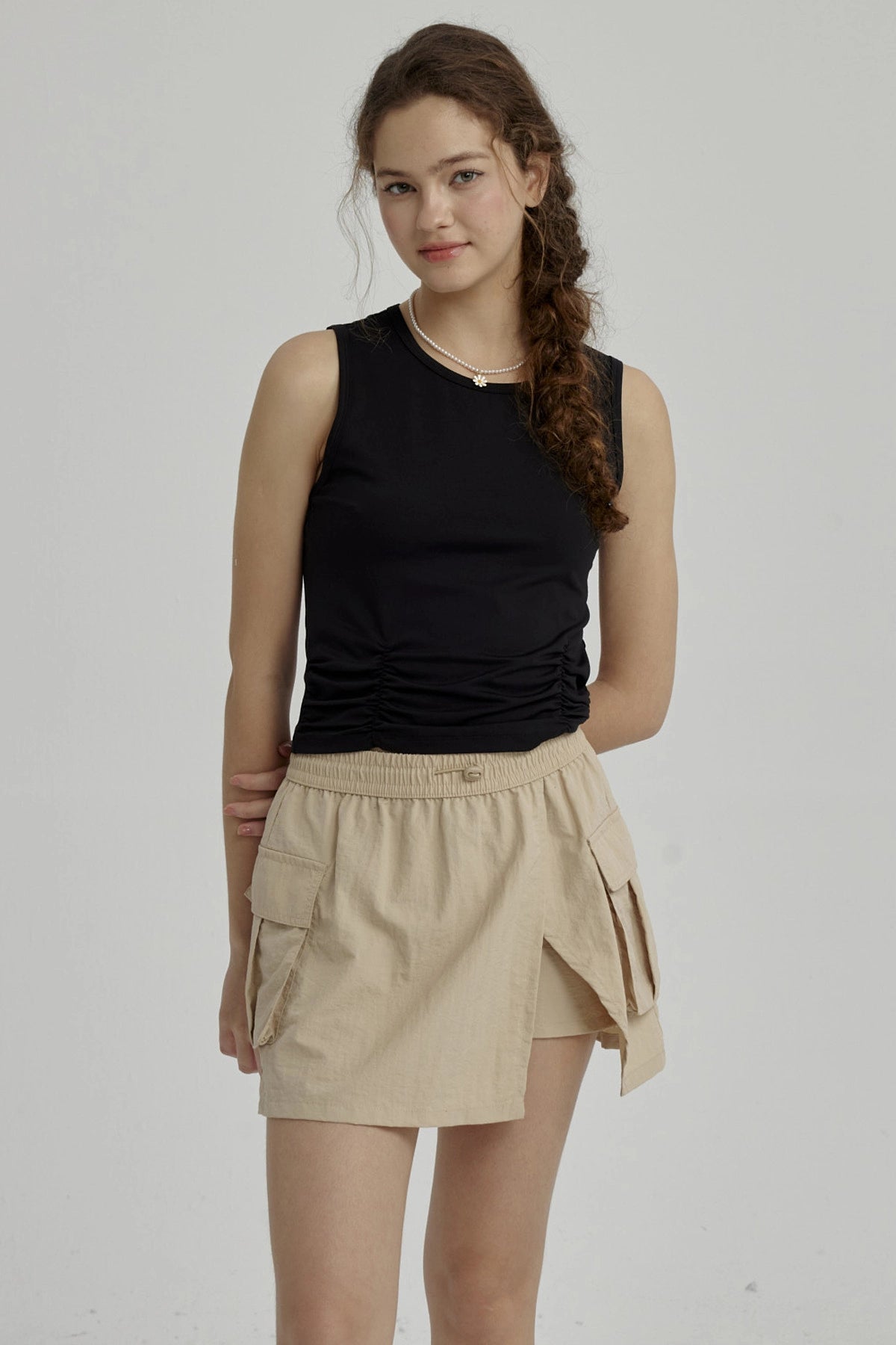 Polera sin mangas negra con recogido frontal detalle moderno ideal para un look casual y versátil prenda lisa