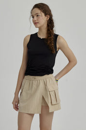 Polera sin mangas negra con recogido frontal detalle moderno ideal para un look casual y versátil prenda lisa