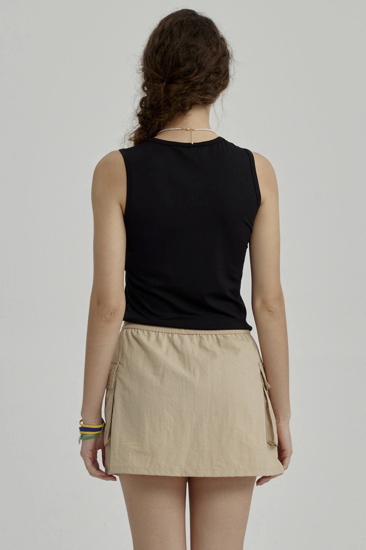 Polera sin mangas negra con recogido frontal detalle moderno ideal para un look casual y versátil prenda lisa