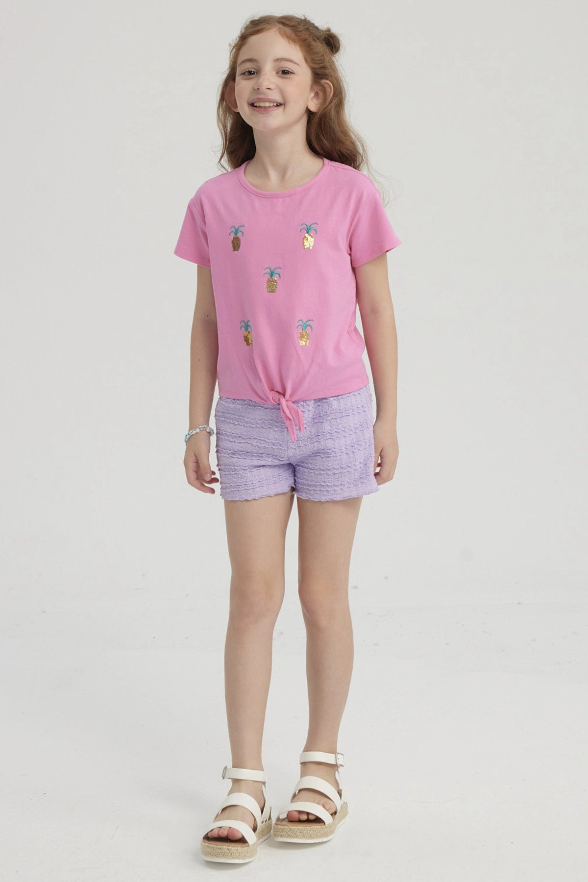 Short morado para niña con textura de ondas horizontales sin estampa visible