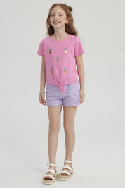 Short morado para niña con textura de ondas horizontales sin estampa visible