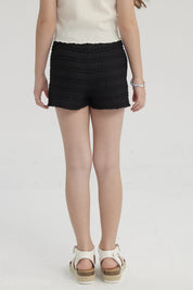 Short negro de niña con textura de ondas verticales sin estampa diseño ajustado con bolsillos laterales