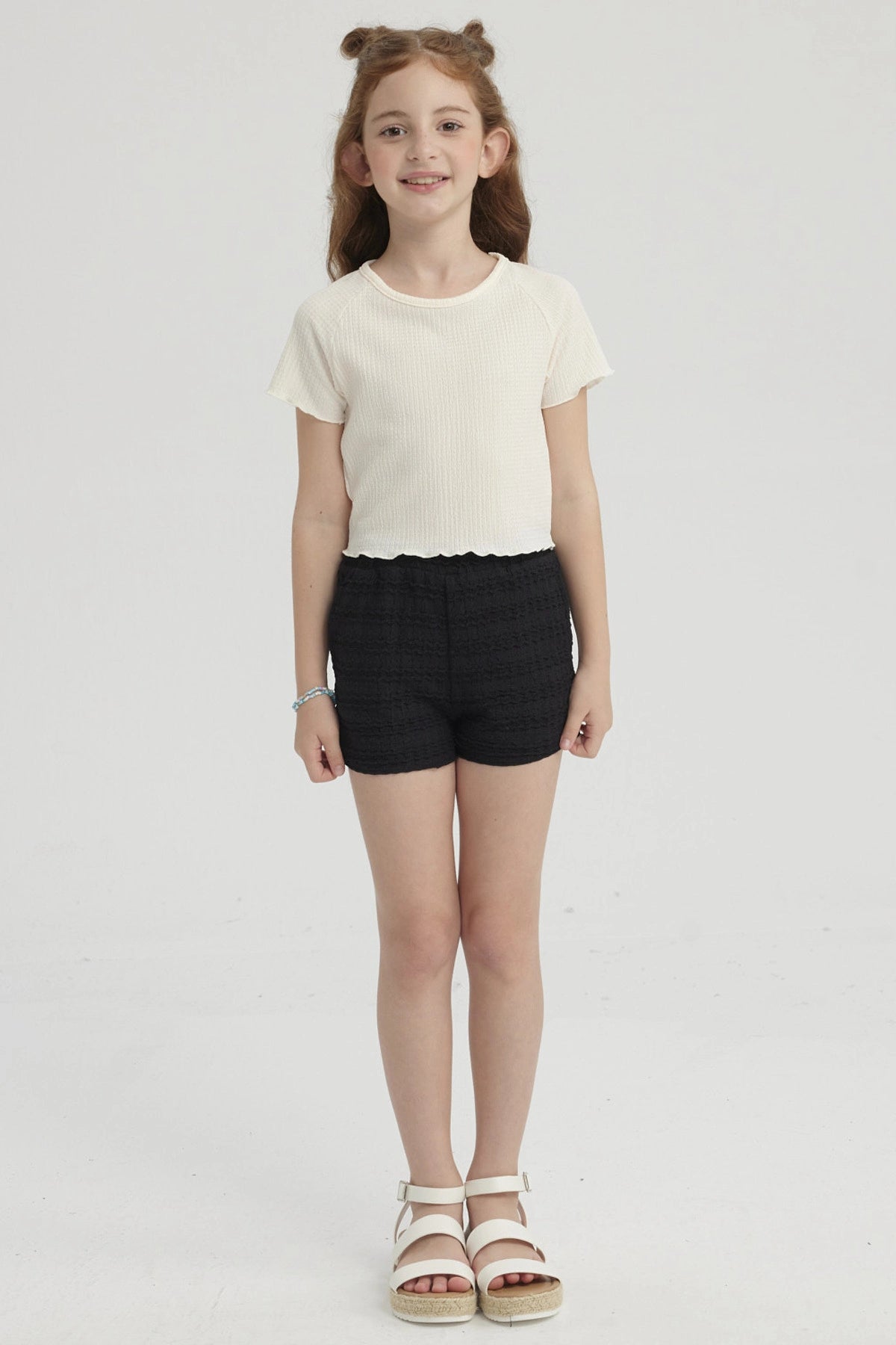 Short negro de niña con textura de ondas verticales sin estampa diseño ajustado con bolsillos laterales