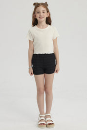 Short negro de niña con textura de ondas verticales sin estampa diseño ajustado con bolsillos laterales