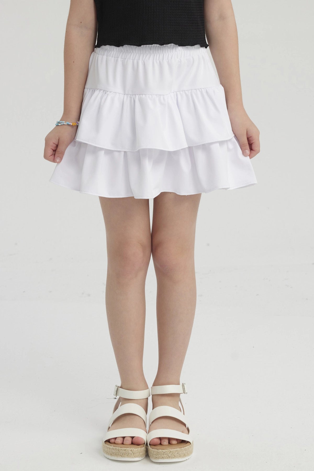 Falda de niña con vuelos blancos diseño liso sin estampa con dos capas de vuelos estilo casual y cómodo
