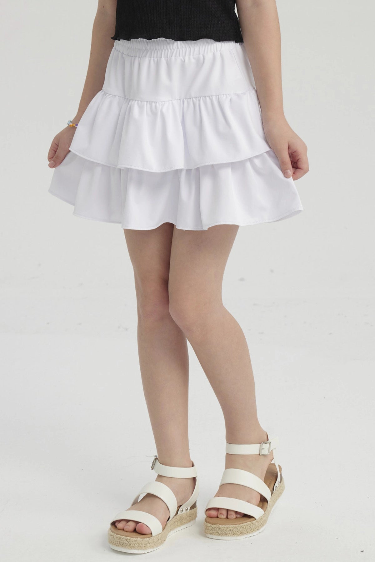 Falda de niña con vuelos blancos diseño liso sin estampa con dos capas de vuelos estilo casual y cómodo