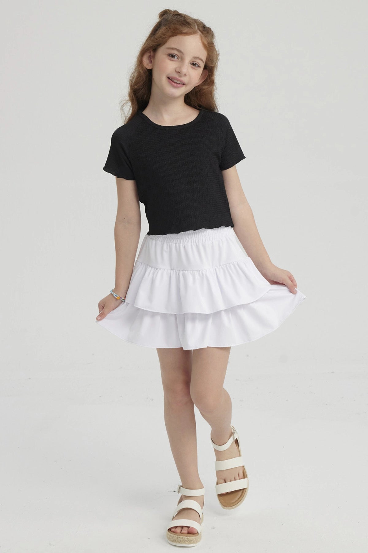 Falda de niña con vuelos blancos diseño liso sin estampa con dos capas de vuelos estilo casual y cómodo