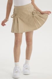 Falda beige de niña con pliegues laterales y lazos en la cintura diseño liso ideal para un look casual fresco