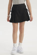 Falda negra para niña con pliegues laterales y lazo en la cintura diseño liso ideal para un look casual y cómodo
