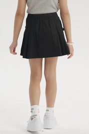 Falda negra para niña con pliegues laterales y lazo en la cintura diseño liso ideal para un look casual y cómodo