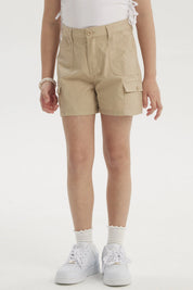 Short beige de gabardina para niña con bolsillos cargo amplios y botón frontal diseño liso