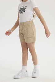 Short beige de gabardina para niña con bolsillos cargo amplios y botón frontal diseño liso