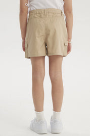 Short beige de gabardina para niña con bolsillos cargo amplios y botón frontal diseño liso
