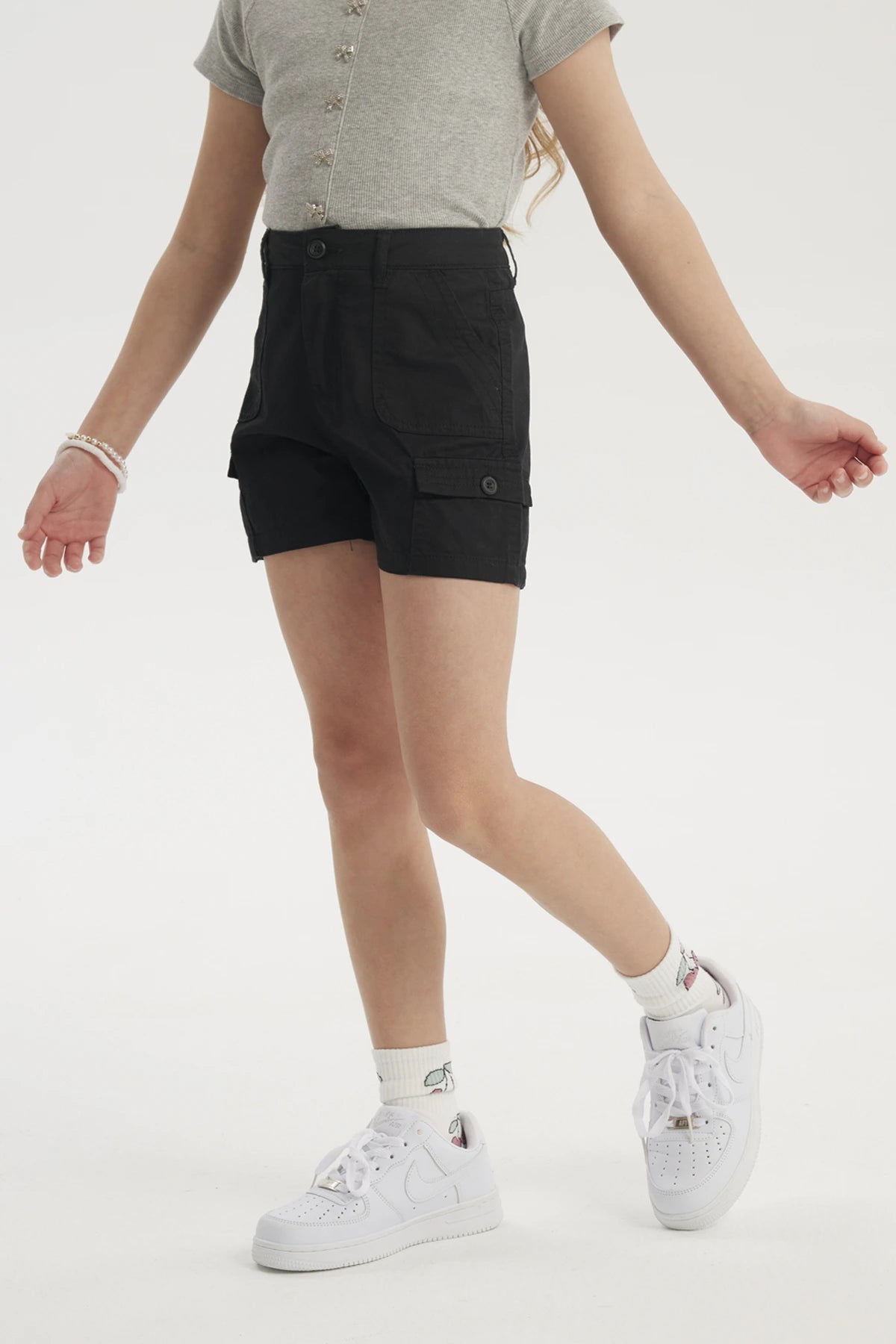 Short negro de gabardina para niña con bolsillos cargo y diseño liso cómodo para días activos y aventuras al aire libre