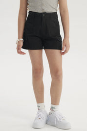 Short negro de gabardina para niña con bolsillos cargo y diseño liso cómodo para días activos y aventuras al aire libre