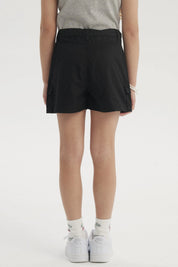 Short negro de gabardina para niña con bolsillos cargo y diseño liso cómodo para días activos y aventuras al aire libre