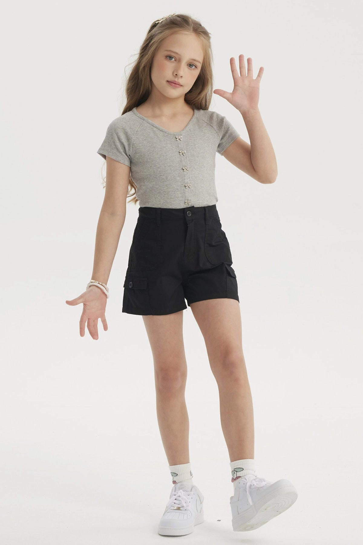 Short negro de gabardina para niña con bolsillos cargo y diseño liso cómodo para días activos y aventuras al aire libre