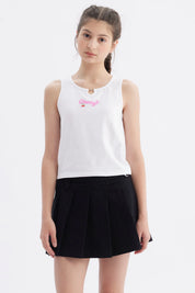 Polera blanca sin mangas para niña con texto Cherry en rosa y cereza roja al centro diseño sencillo y fresco