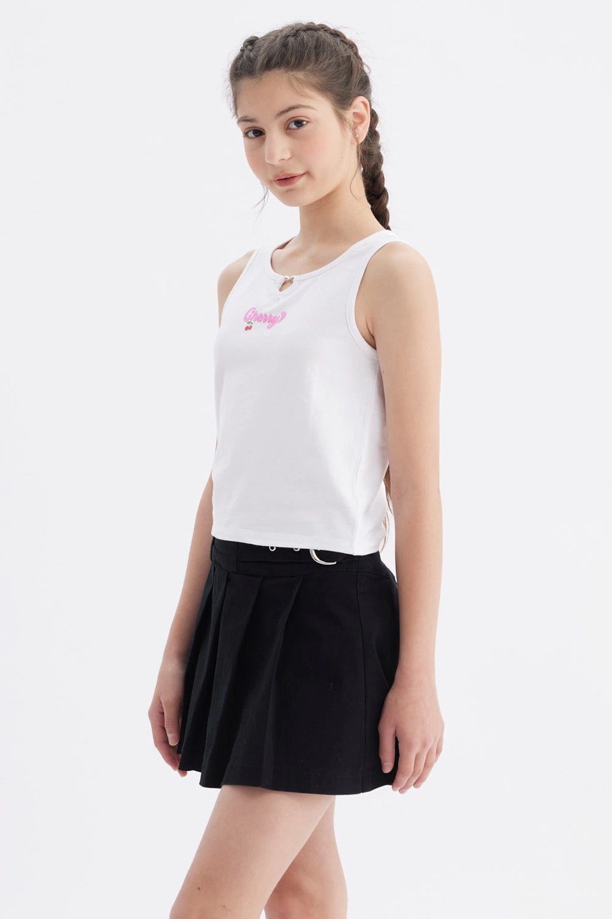 Polera blanca sin mangas para niña con texto Cherry en rosa y cereza roja al centro diseño sencillo y fresco