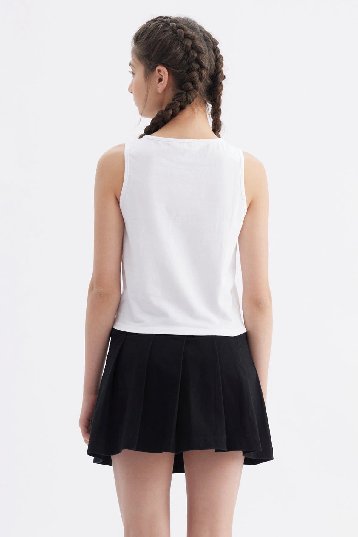Polera blanca sin mangas para niña con texto Cherry en rosa y cereza roja al centro diseño sencillo y fresco