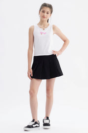 Polera blanca sin mangas para niña con texto Cherry en rosa y cereza roja al centro diseño sencillo y fresco