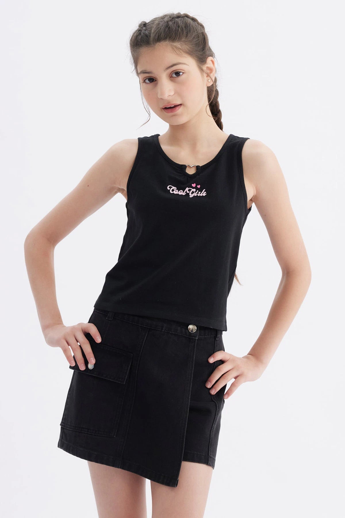 Polera negra para niña sin mangas con texto Cool Girl y corazones pequeños en el pecho estilo casual urbano