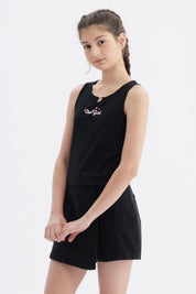 Polera negra para niña sin mangas con texto Cool Girl y corazones pequeños en el pecho estilo casual urbano